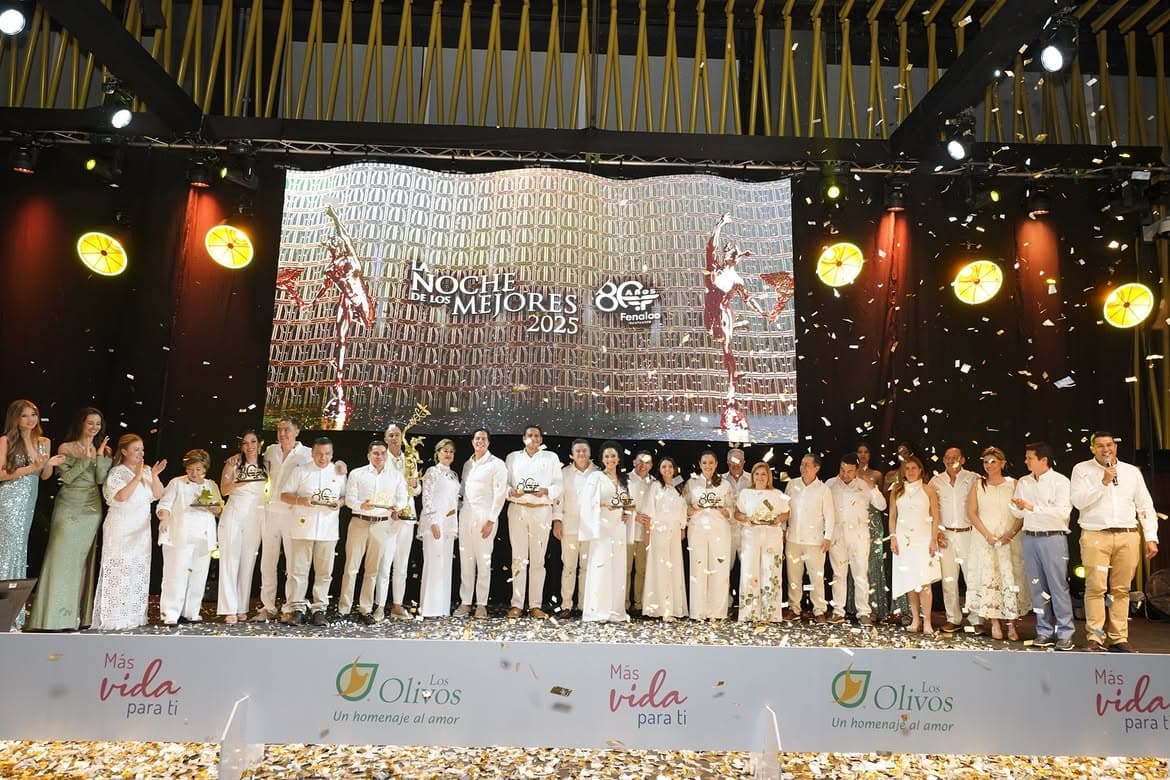 Ganadores de La Noche de los Mejores 2025 en el escenario del Centro de Convenciones Neomundo